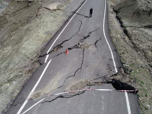 Bingöl'de çöken yollar havadan görüntülendi 2