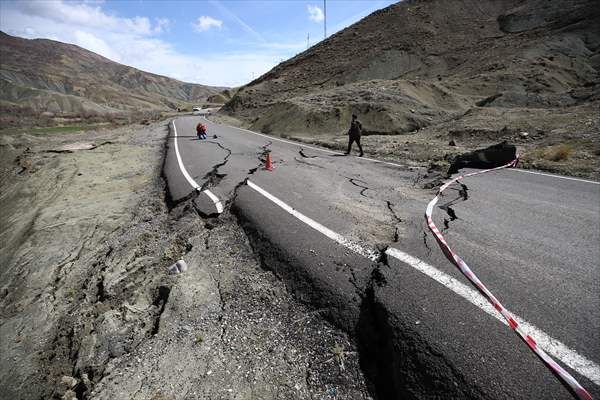 Bingöl'de çöken yollar havadan görüntülendi 3