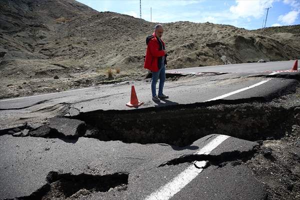 Bingöl'de çöken yollar havadan görüntülendi 4