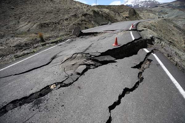 Bingöl'de çöken yollar havadan görüntülendi 6