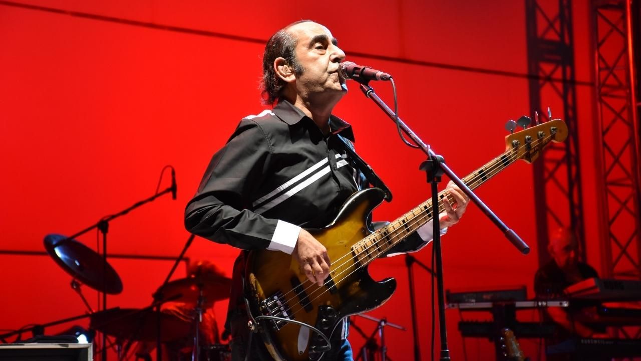 Sahnelerin tozunu attıran adam Özkan Uğur! 12