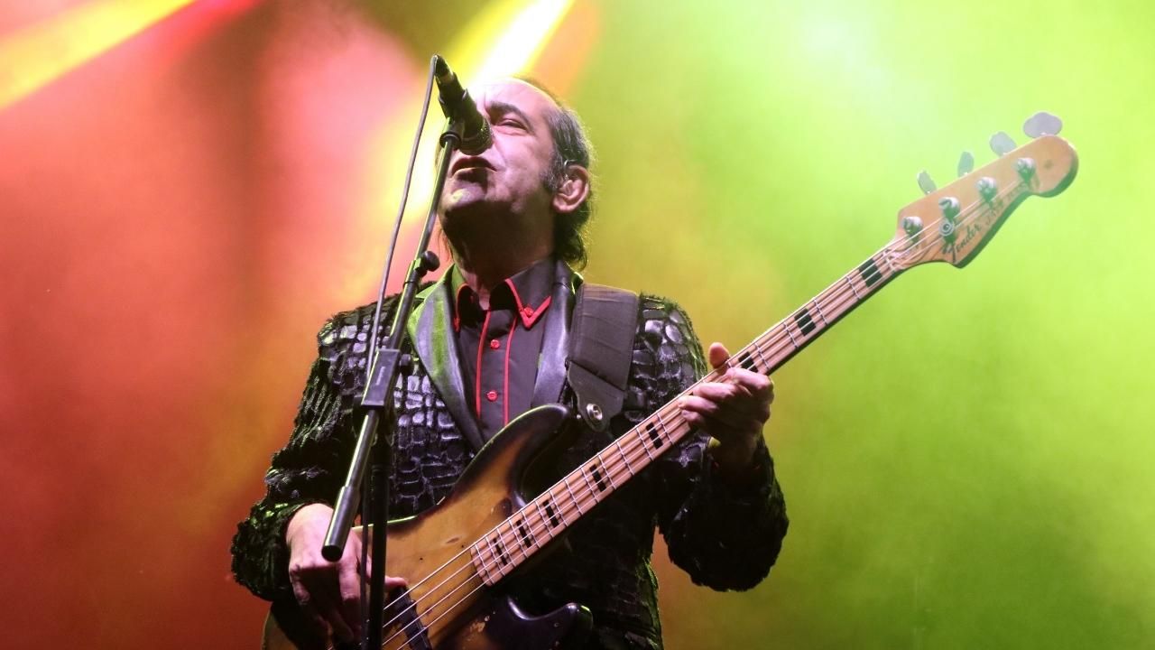 Sahnelerin tozunu attıran adam Özkan Uğur! 9