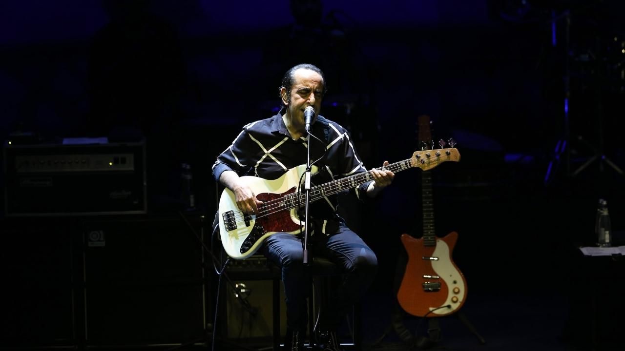 Sahnelerin tozunu attıran adam Özkan Uğur! 11