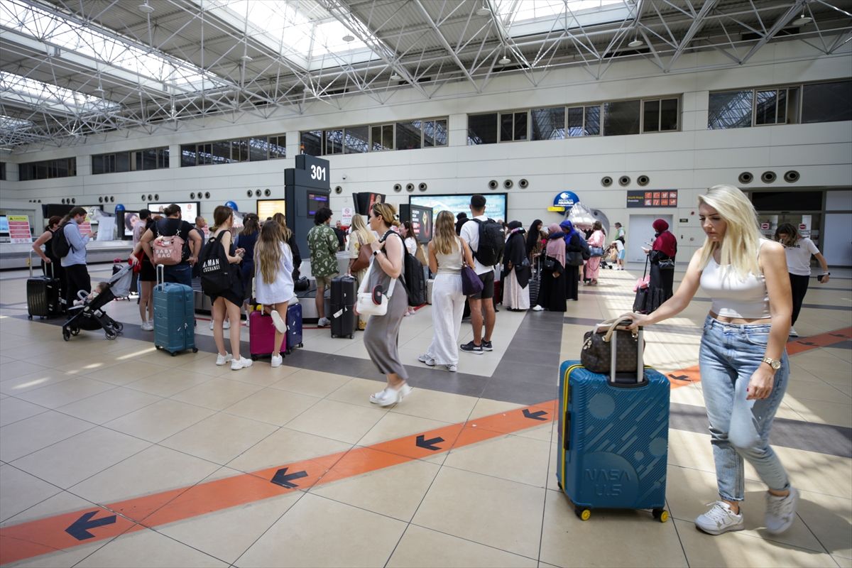 Antalya’da hava trafiğinde rekor yoğunluk! 10