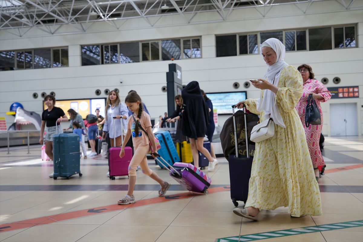 Antalya’da hava trafiğinde rekor yoğunluk! 11