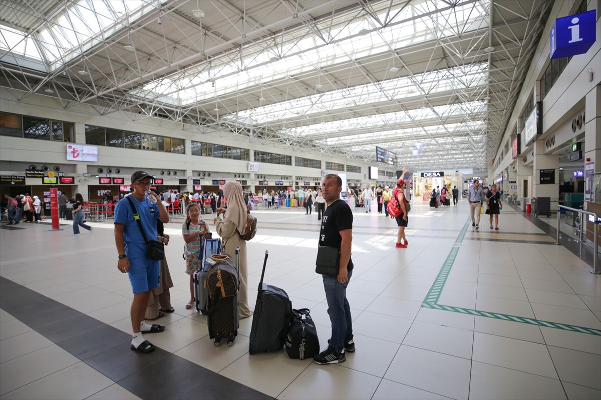 Antalya’da hava trafiğinde rekor yoğunluk! 12