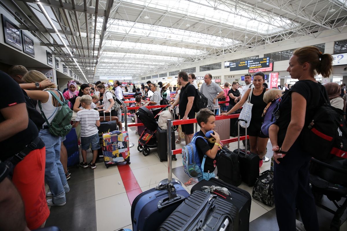 Antalya’da hava trafiğinde rekor yoğunluk! 14