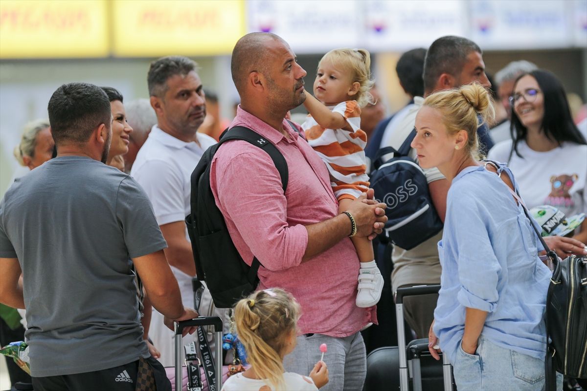 Antalya’da hava trafiğinde rekor yoğunluk! 13