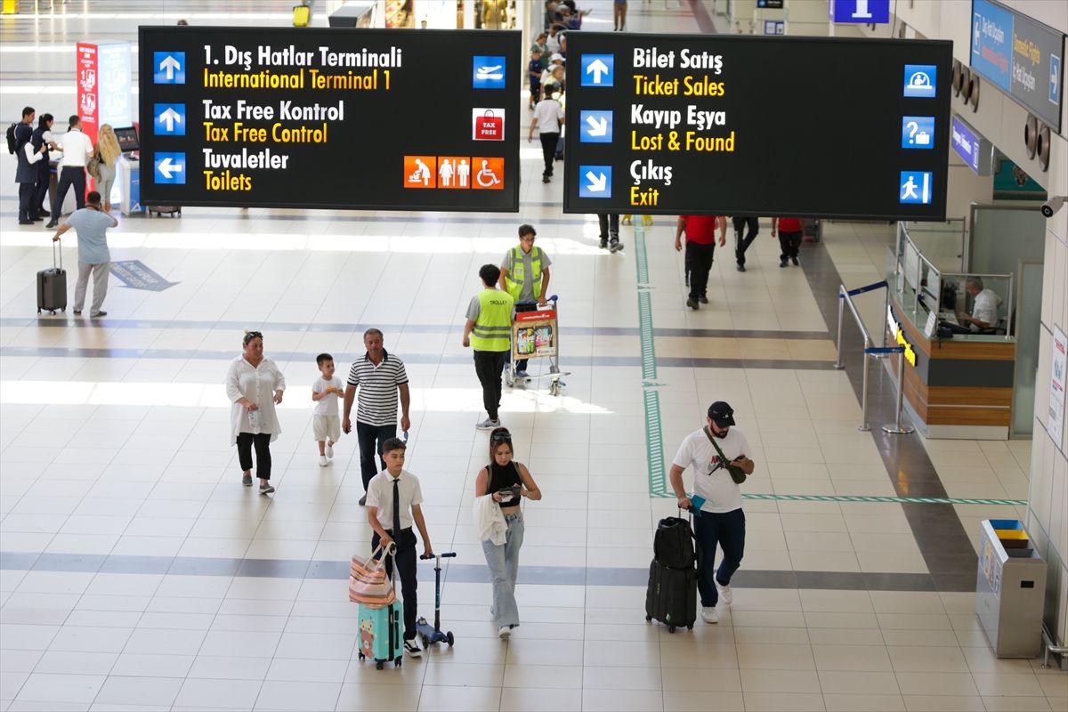 Antalya’da hava trafiğinde rekor yoğunluk! 2