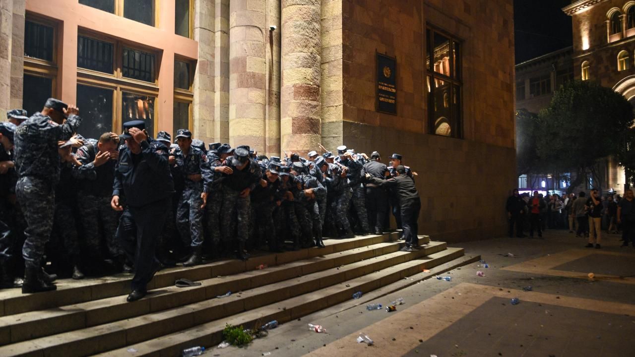 Ermenistan'da olaylı gece 8