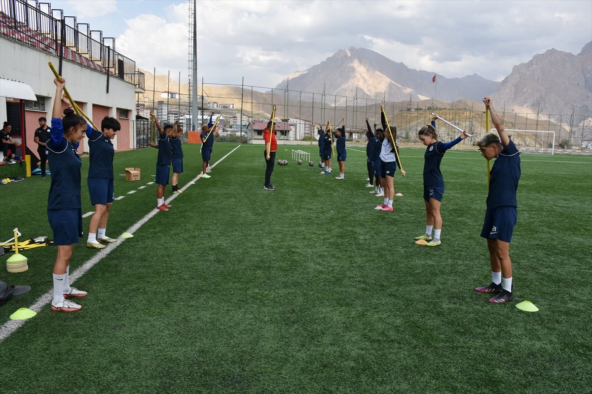 Hakkari’deki Ganalı kadın futbolcular! 7