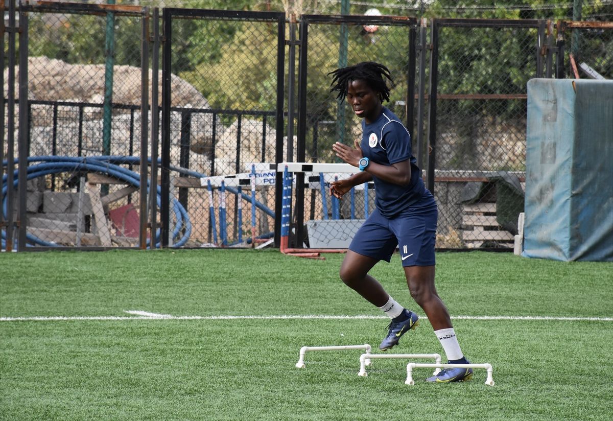 Hakkari’deki Ganalı kadın futbolcular! 4