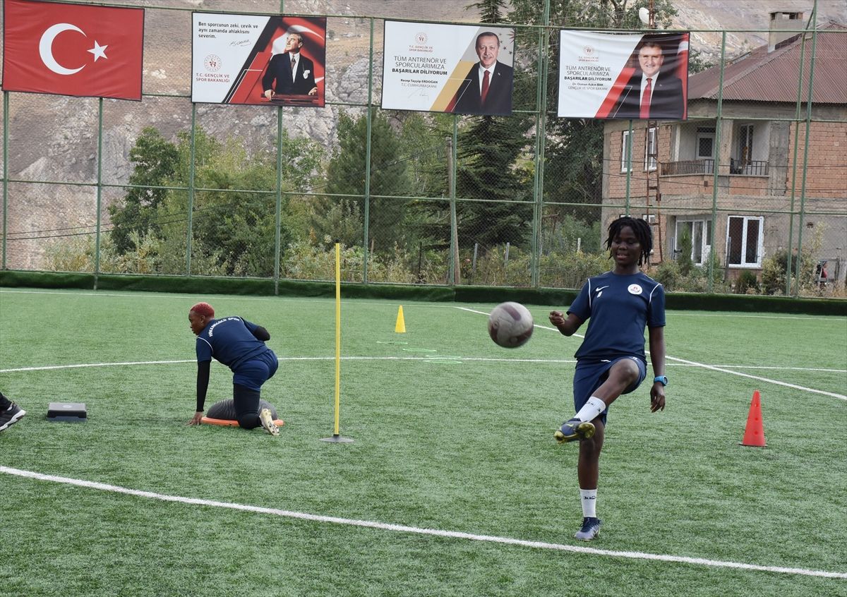 Hakkari’deki Ganalı kadın futbolcular! 3