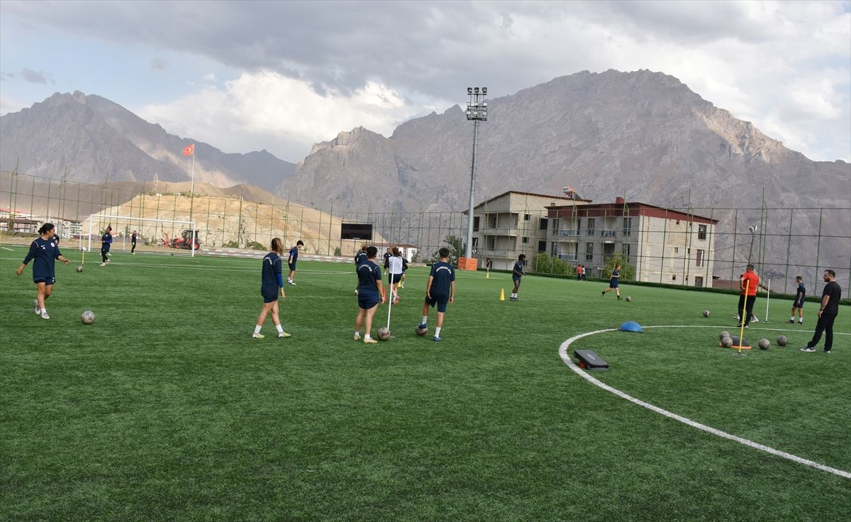 Hakkari’deki Ganalı kadın futbolcular! 1