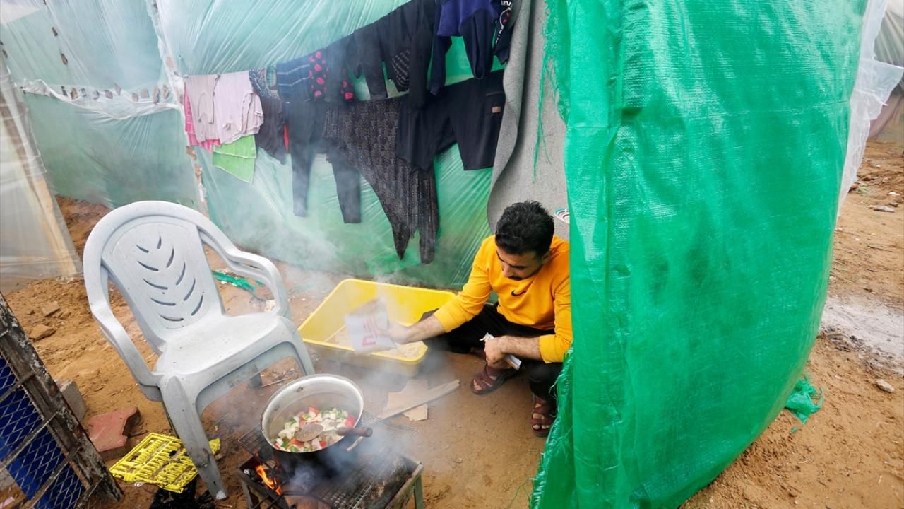 İsrail saldırıları nedeniyle göç eden Gazzeliler, yağmur ve soğuk havayla mücadele ediyor 2