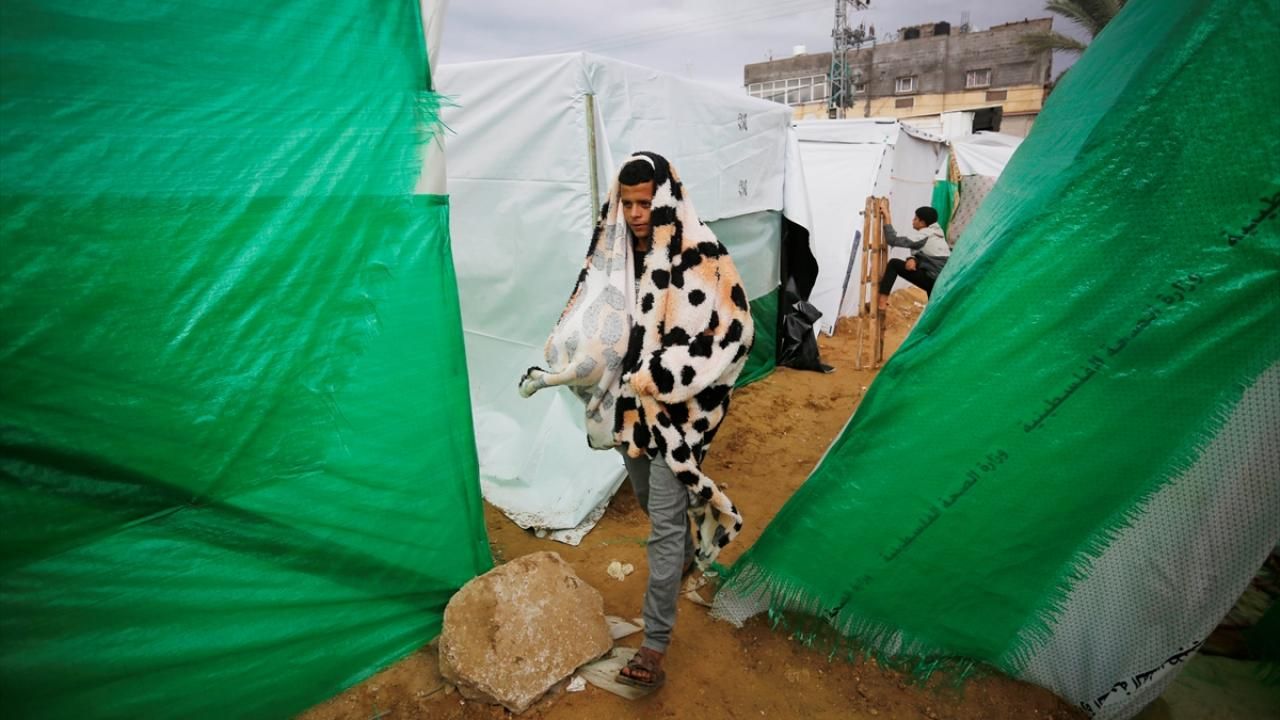 İsrail saldırıları nedeniyle göç eden Gazzeliler, yağmur ve soğuk havayla mücadele ediyor 3