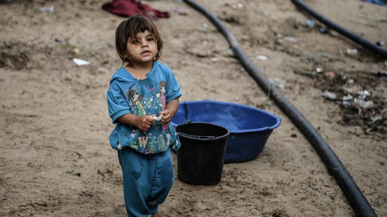 İsrail saldırıları nedeniyle göç eden Gazzeliler, yağmur ve soğuk havayla mücadele ediyor 5
