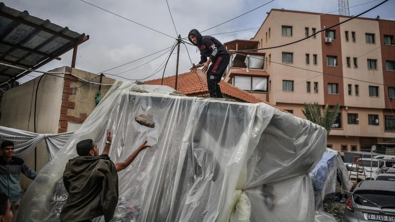 İsrail saldırıları nedeniyle göç eden Gazzeliler, yağmur ve soğuk havayla mücadele ediyor 6