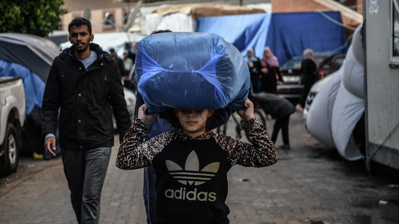 İsrail saldırıları nedeniyle göç eden Gazzeliler, yağmur ve soğuk havayla mücadele ediyor 8