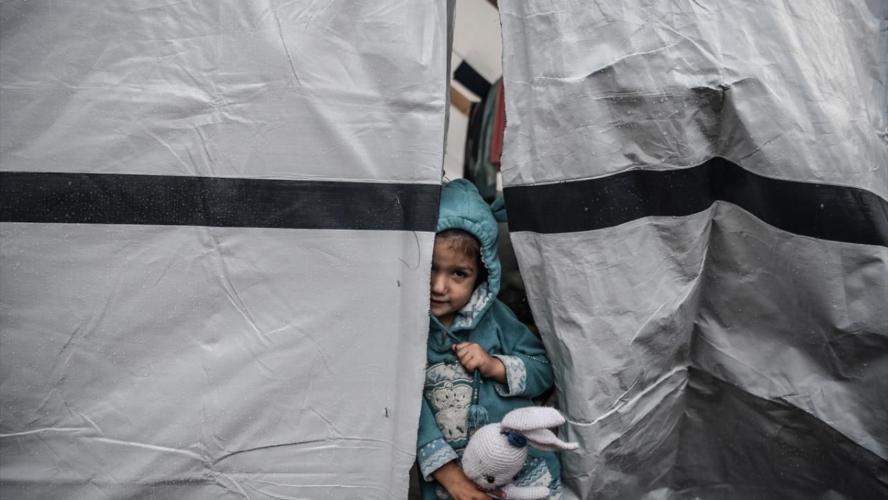 İsrail saldırıları nedeniyle göç eden Gazzeliler, yağmur ve soğuk havayla mücadele ediyor 10