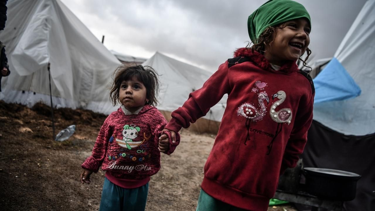 İsrail saldırıları nedeniyle göç eden Gazzeliler, yağmur ve soğuk havayla mücadele ediyor 12