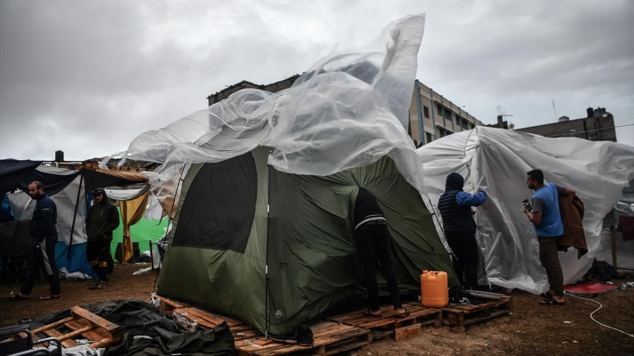 İsrail saldırıları nedeniyle göç eden Gazzeliler, yağmur ve soğuk havayla mücadele ediyor 15