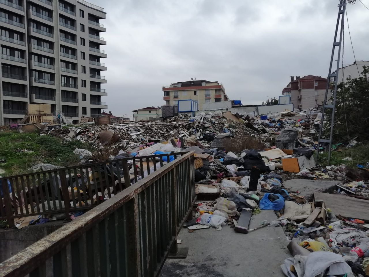 Beylikdüzü Belediyesi iş başında! Çöpler dağ oldu 1