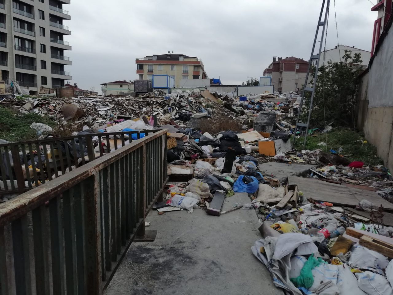 Beylikdüzü Belediyesi iş başında! Çöpler dağ oldu 2