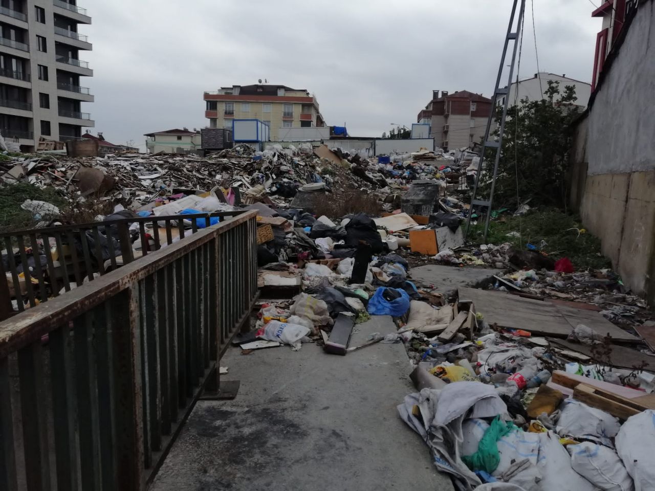 Beylikdüzü Belediyesi iş başında! Çöpler dağ oldu 3