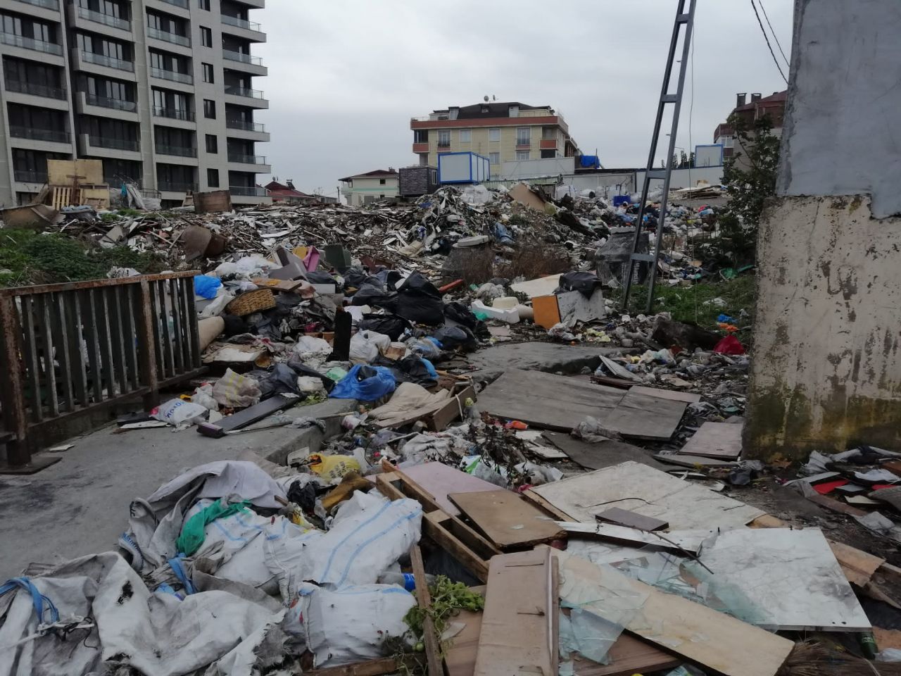 Beylikdüzü Belediyesi iş başında! Çöpler dağ oldu 4