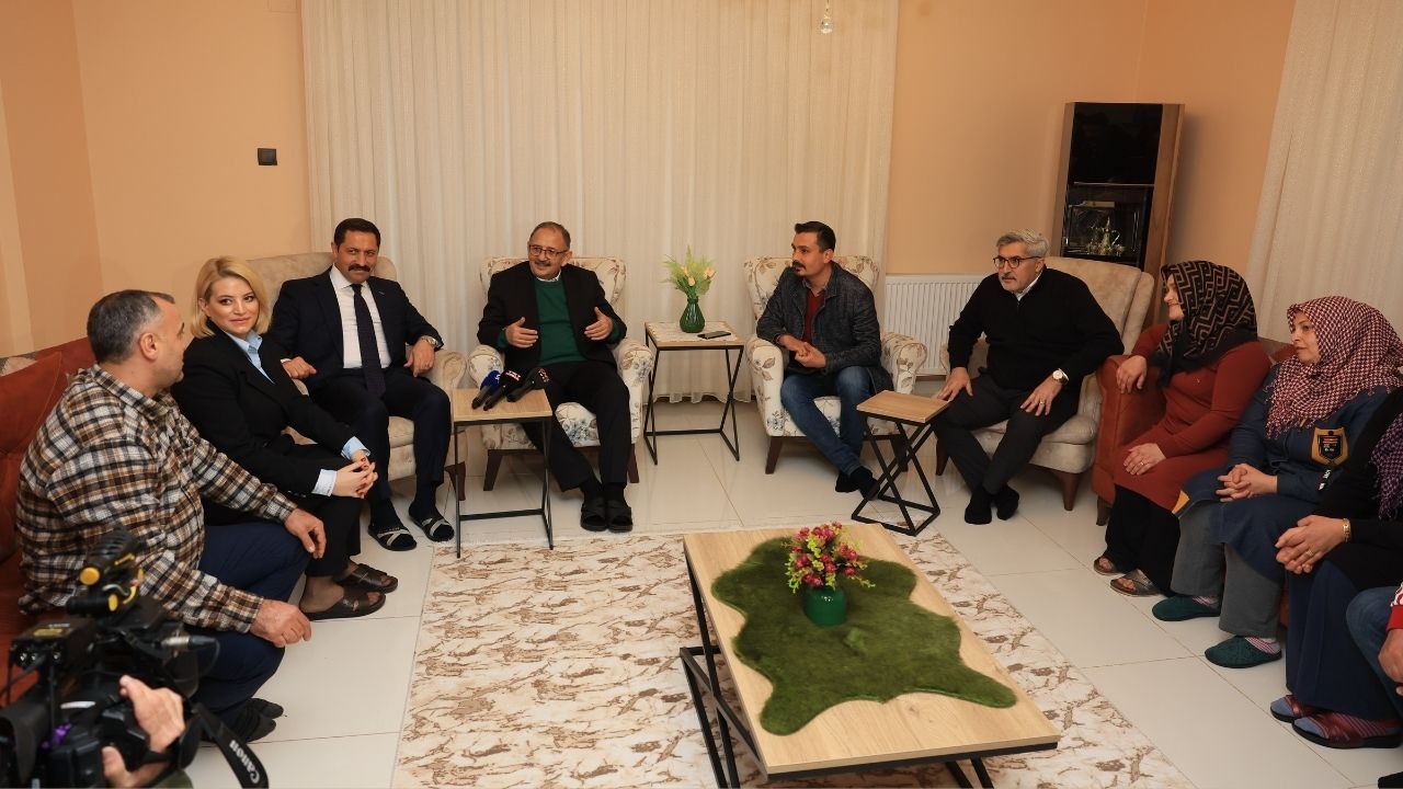 Bakan Özhaseki, Antakyalı depremzede aileye konuk oldu 3