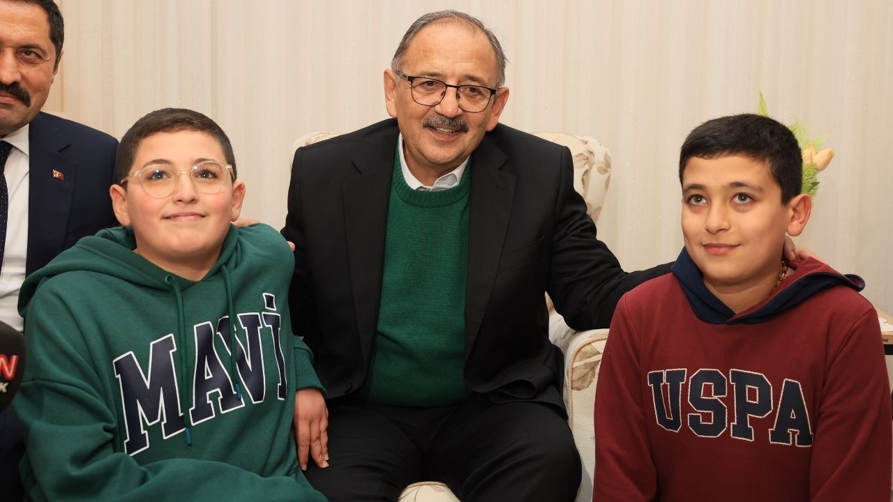 Bakan Özhaseki, Antakyalı depremzede aileye konuk oldu 4