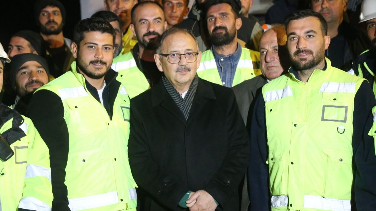 Bakan Özhaseki, Antakyalı depremzede aileye konuk oldu 1