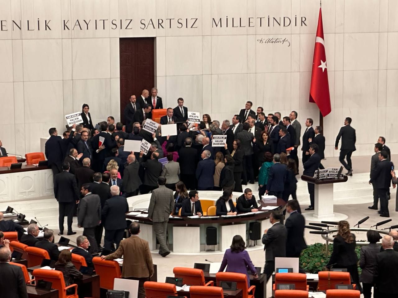 Can Atalay'ın milletvekilliği düşürüldü! 16