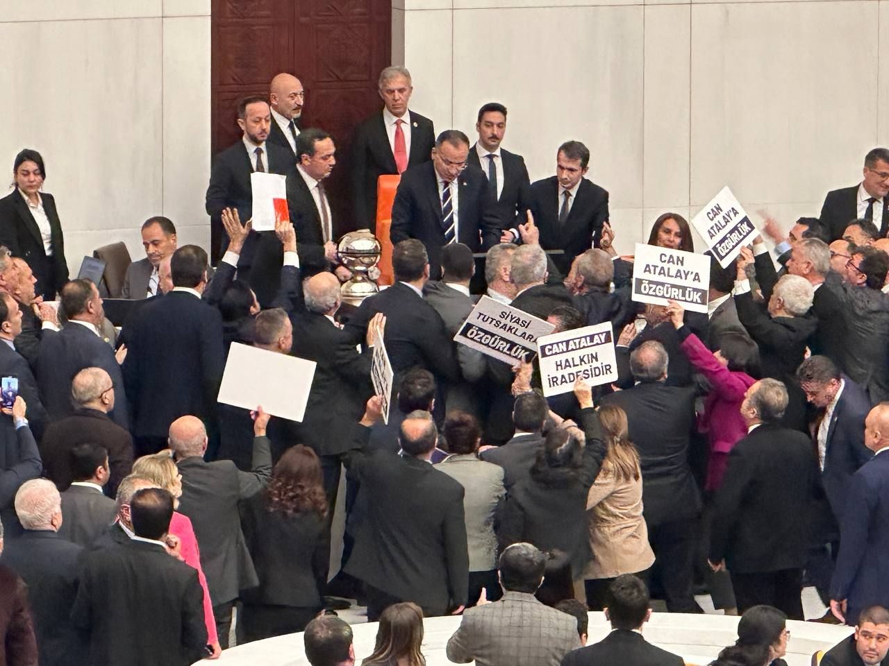 Can Atalay'ın milletvekilliği düşürüldü! 10