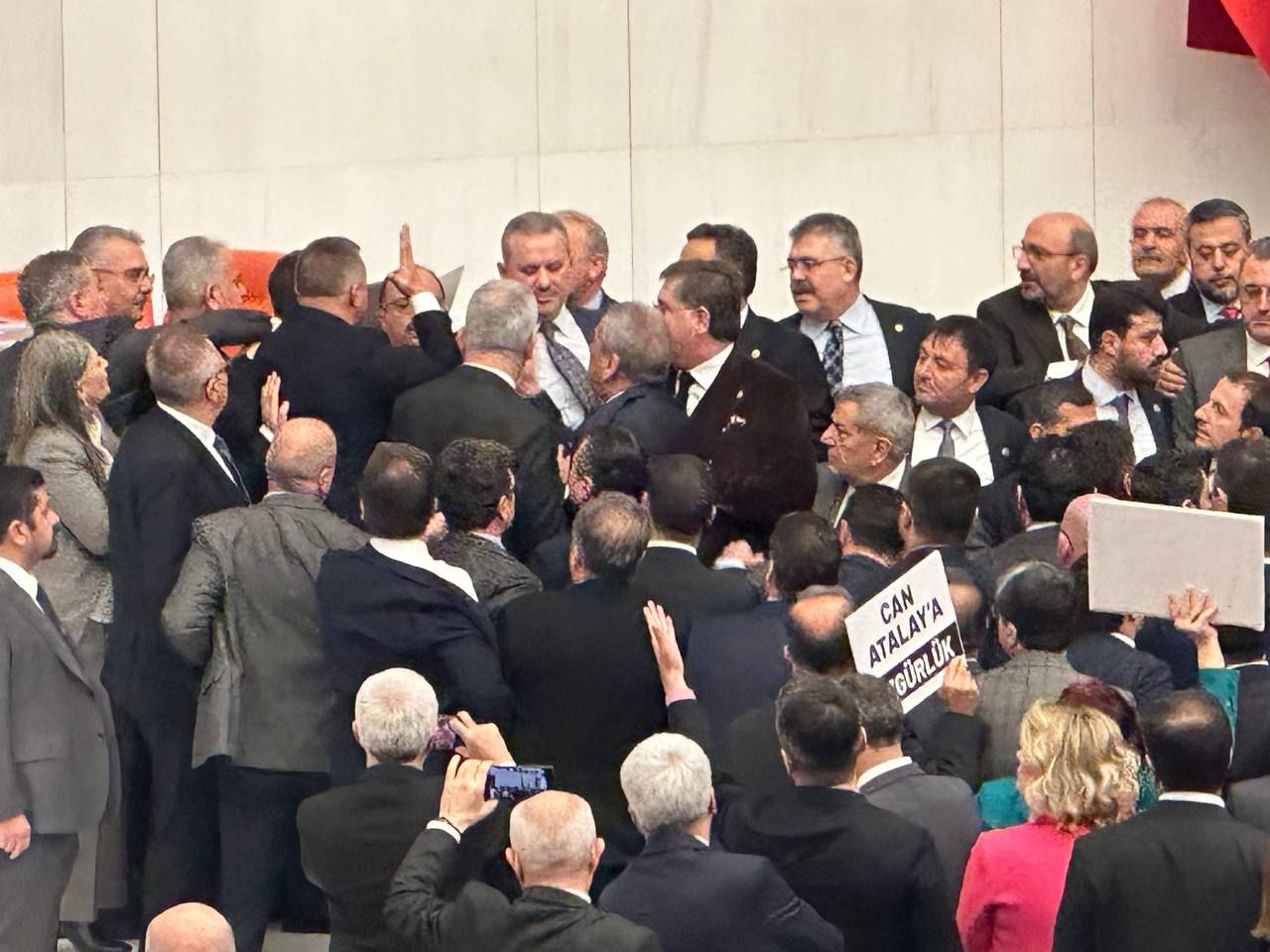 Can Atalay'ın milletvekilliği düşürüldü! 5