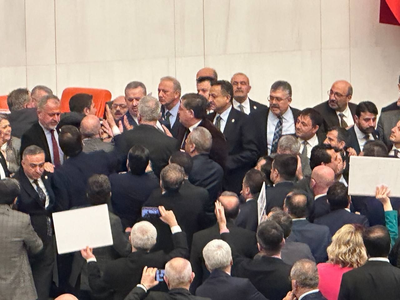 Can Atalay'ın milletvekilliği düşürüldü! 4