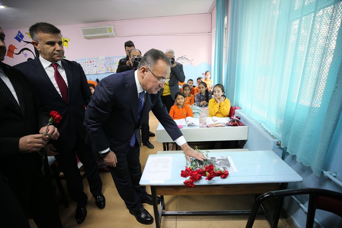 Yaşamını yitiren öğrenciler sınıflarında anıldı! 10