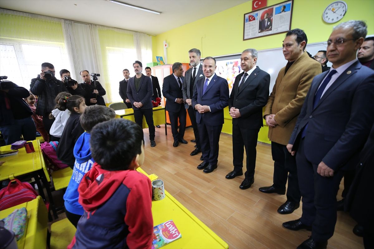 Yaşamını yitiren öğrenciler sınıflarında anıldı! 9