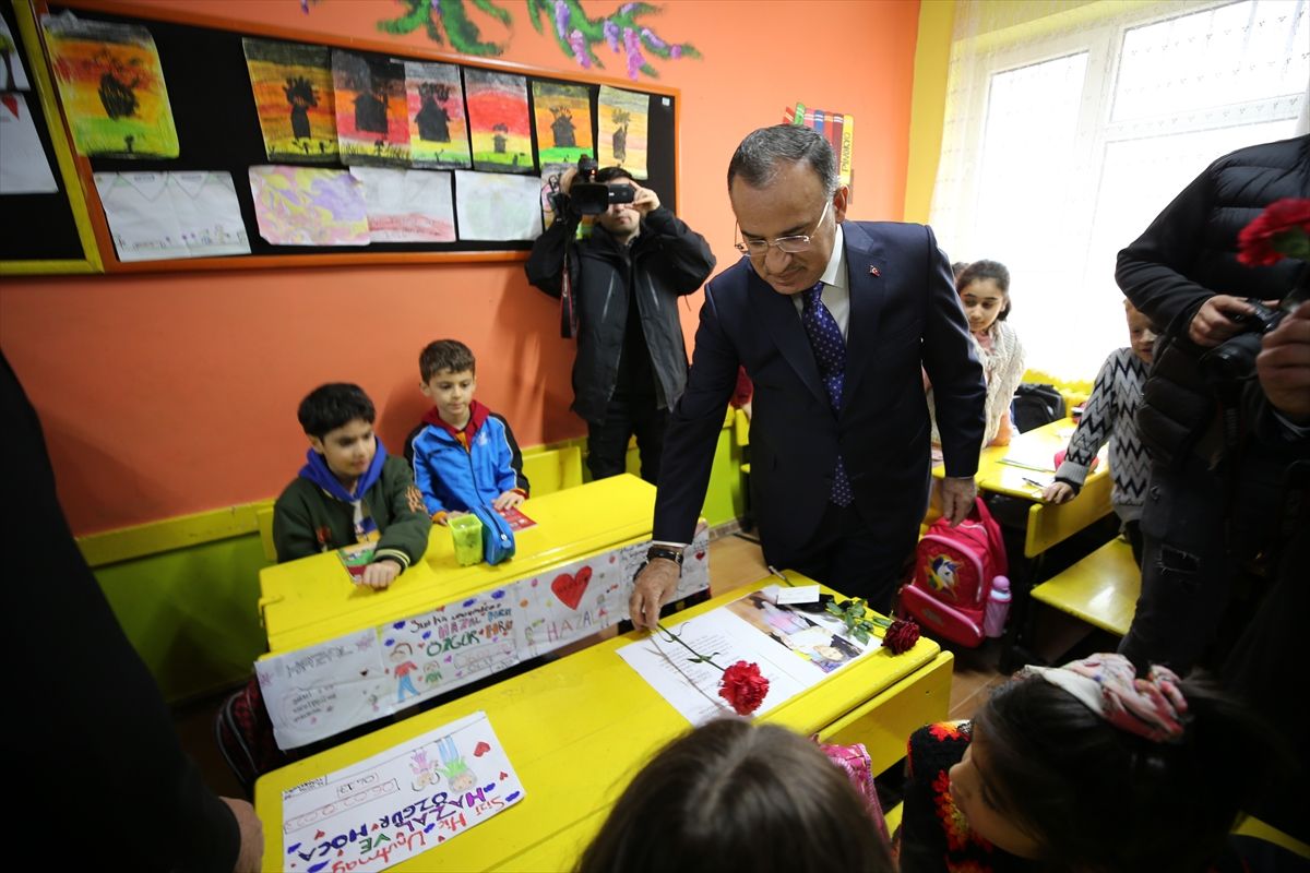 Yaşamını yitiren öğrenciler sınıflarında anıldı! 8