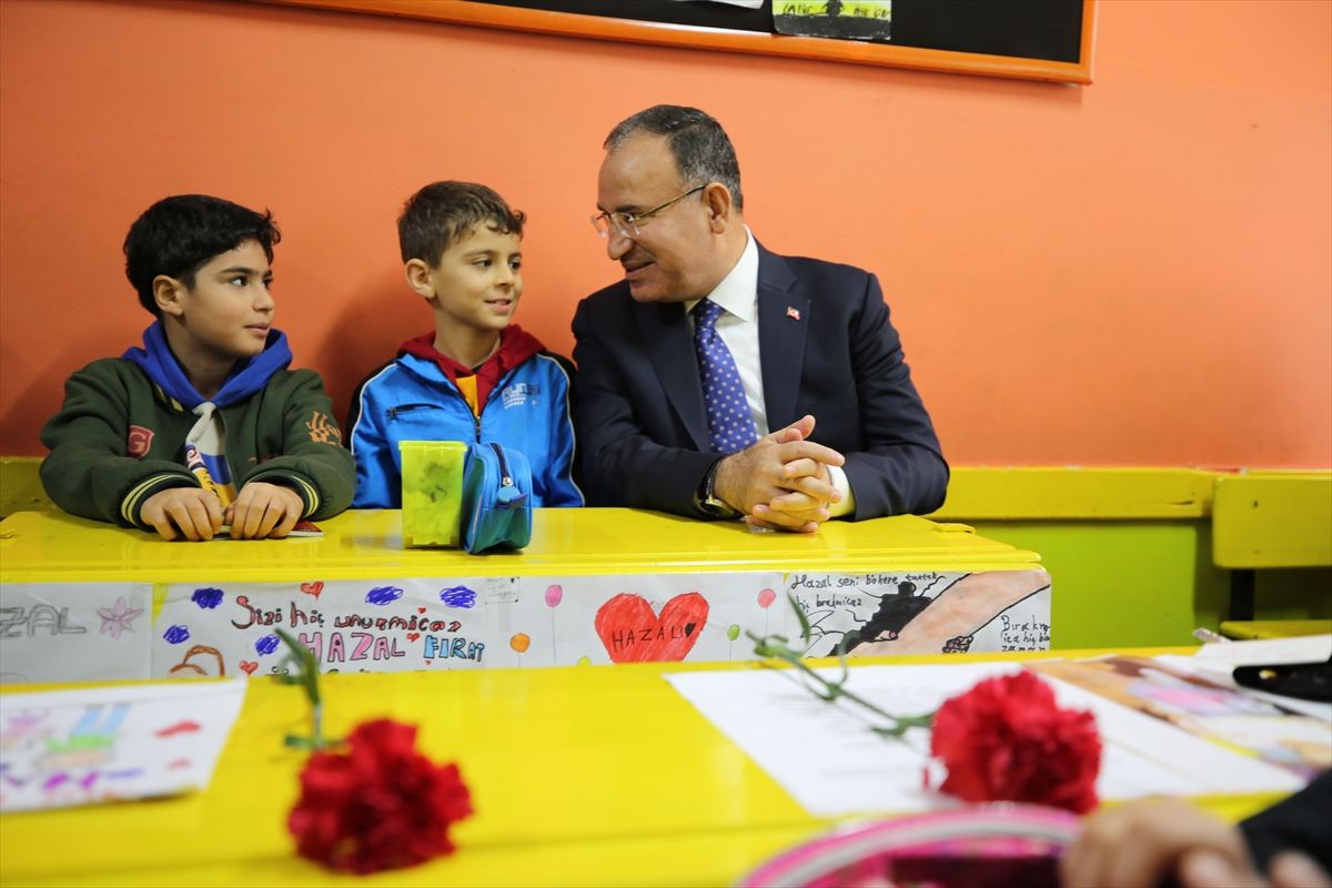 Yaşamını yitiren öğrenciler sınıflarında anıldı! 7