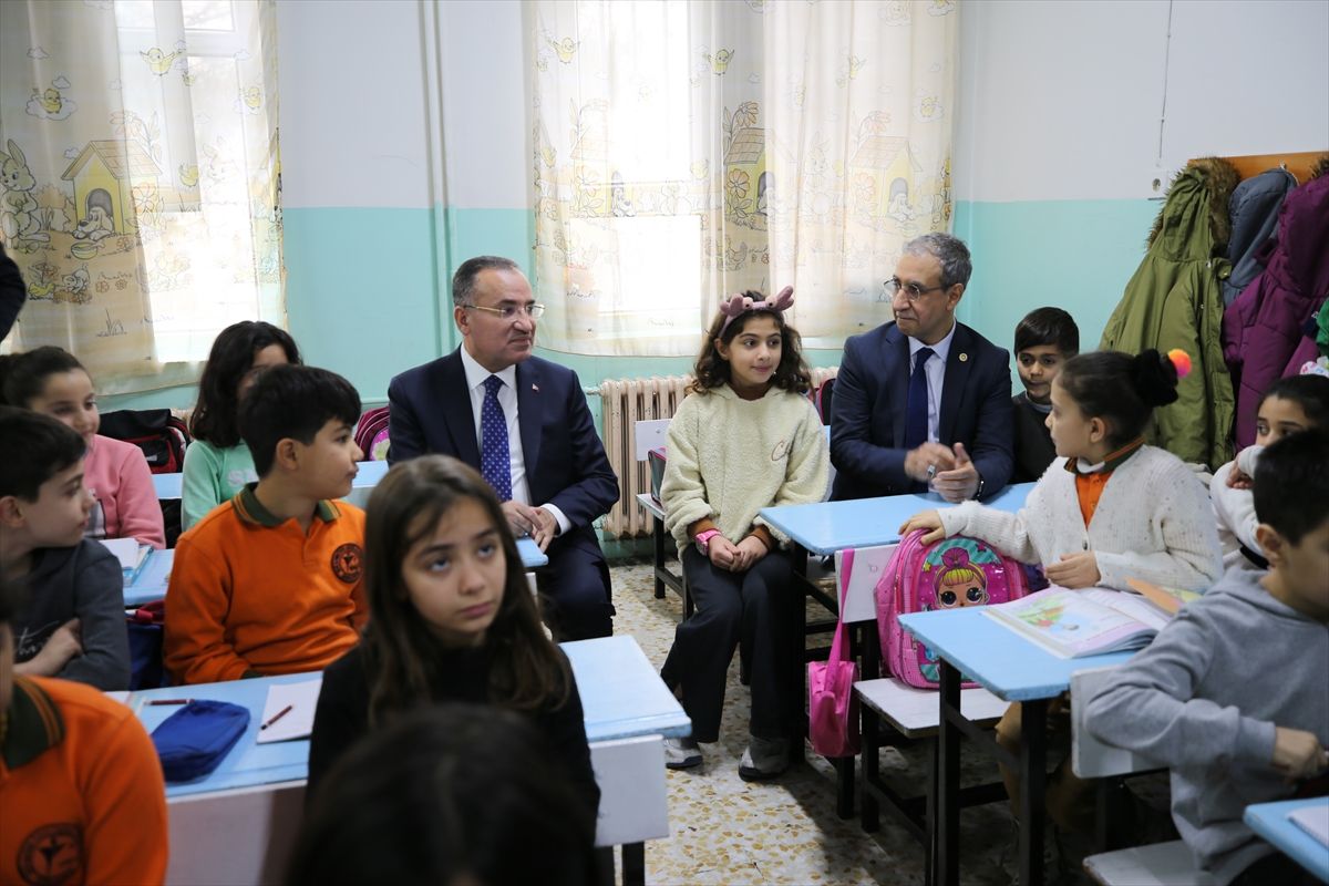 Yaşamını yitiren öğrenciler sınıflarında anıldı! 6