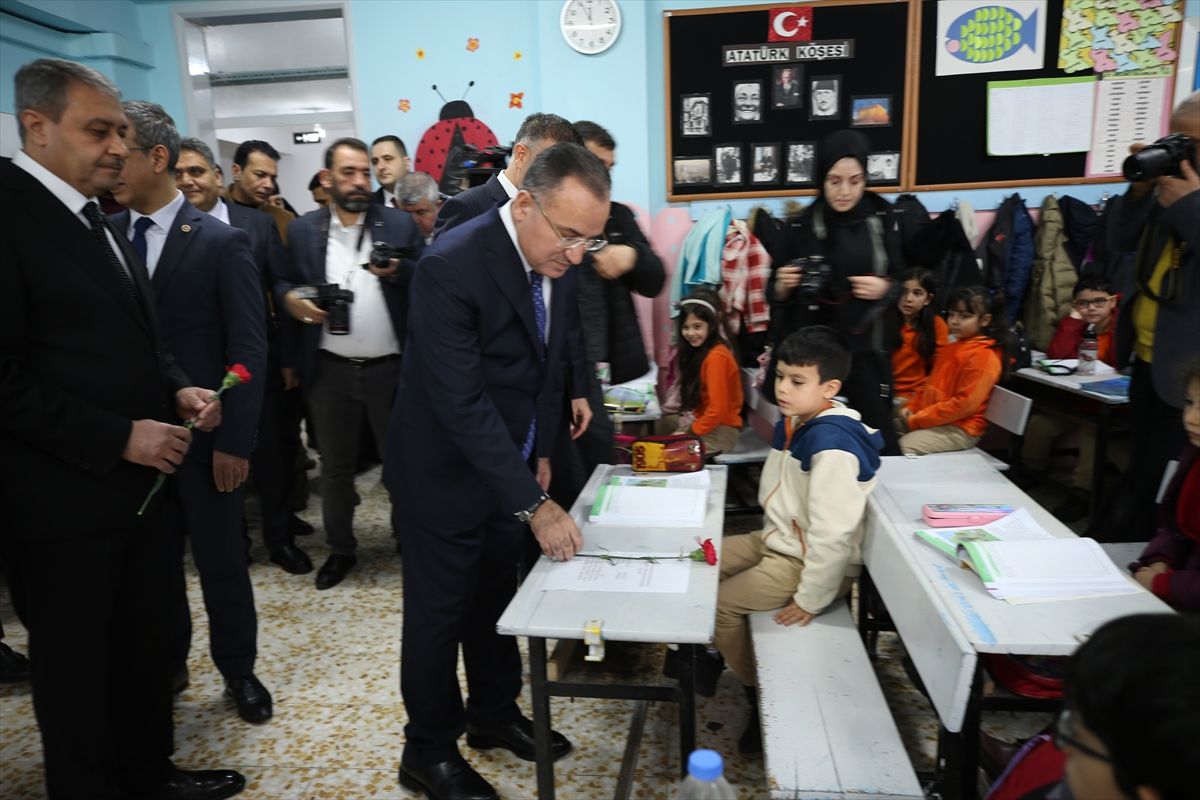 Yaşamını yitiren öğrenciler sınıflarında anıldı! 5