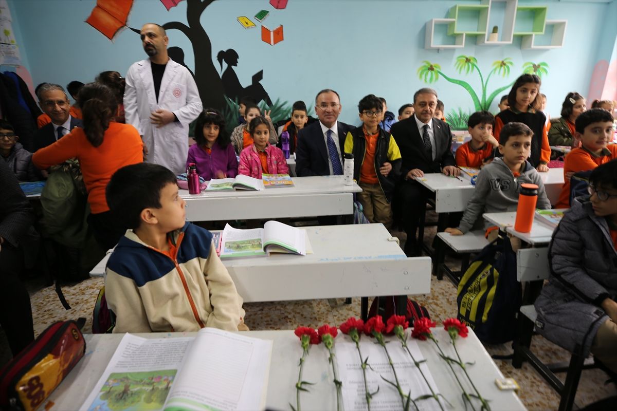 Yaşamını yitiren öğrenciler sınıflarında anıldı! 3