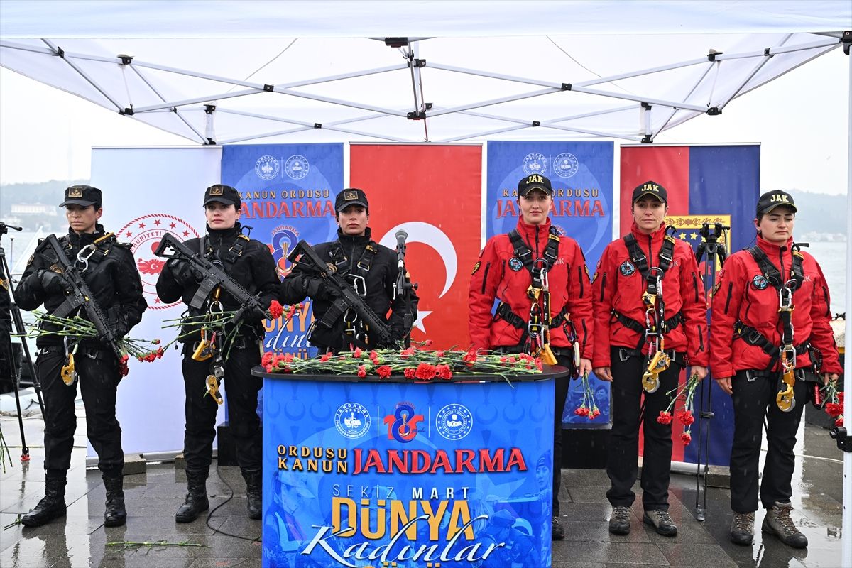 Kadın jandarmalar, 15 Temmuz Şehitler Köprüsü'nden halatlarla indi 12