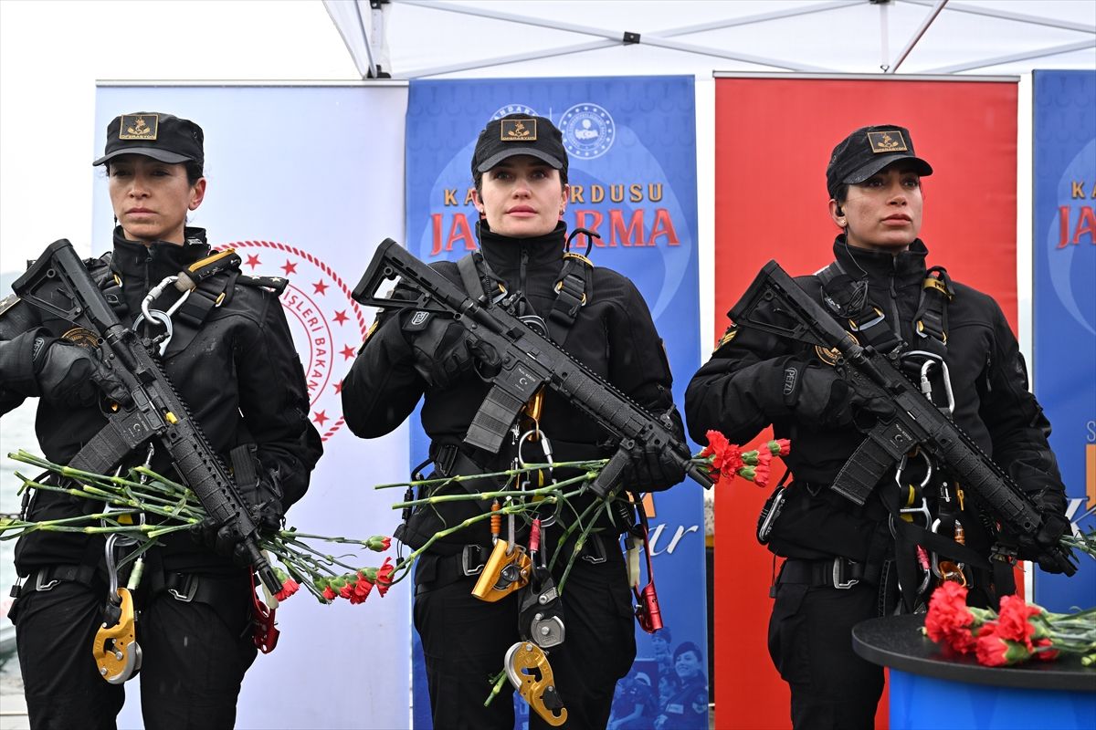 Kadın jandarmalar, 15 Temmuz Şehitler Köprüsü'nden halatlarla indi 11