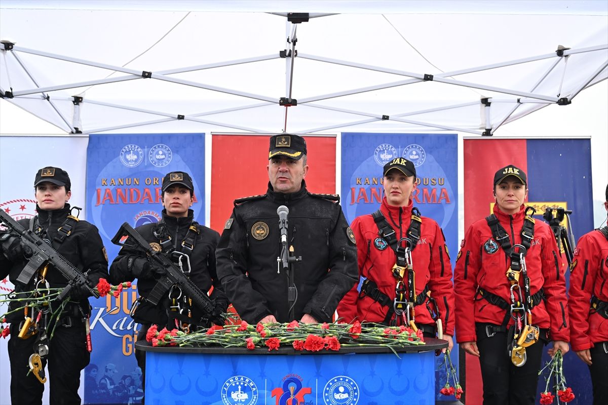 Kadın jandarmalar, 15 Temmuz Şehitler Köprüsü'nden halatlarla indi 10