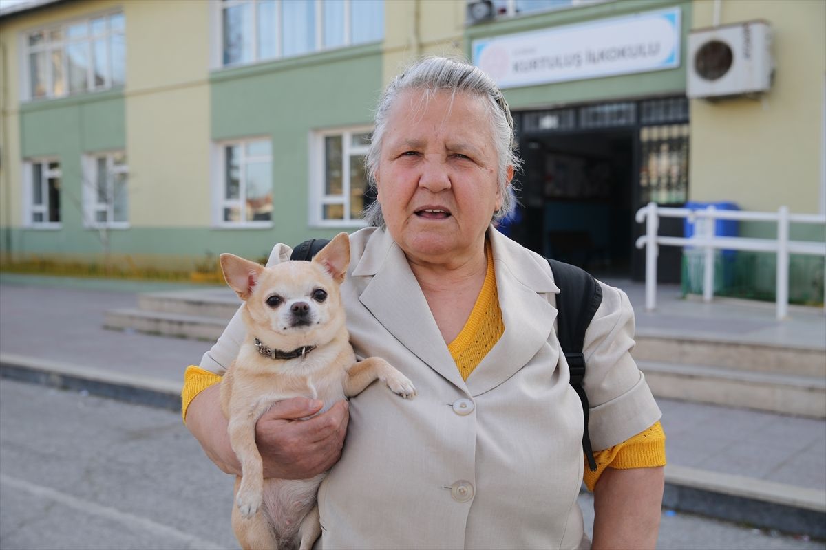 Sandık başından ilginç görüntüler! 8