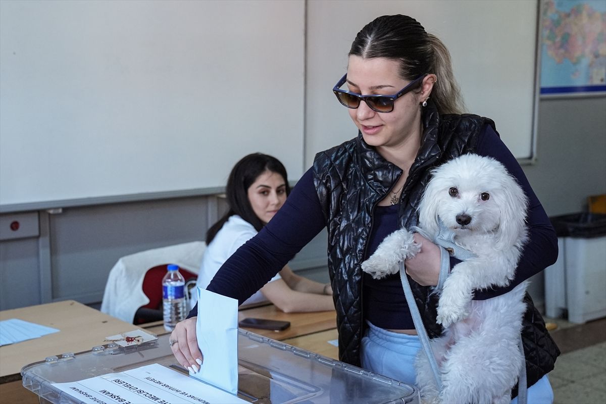 Sandık başından ilginç görüntüler! 4