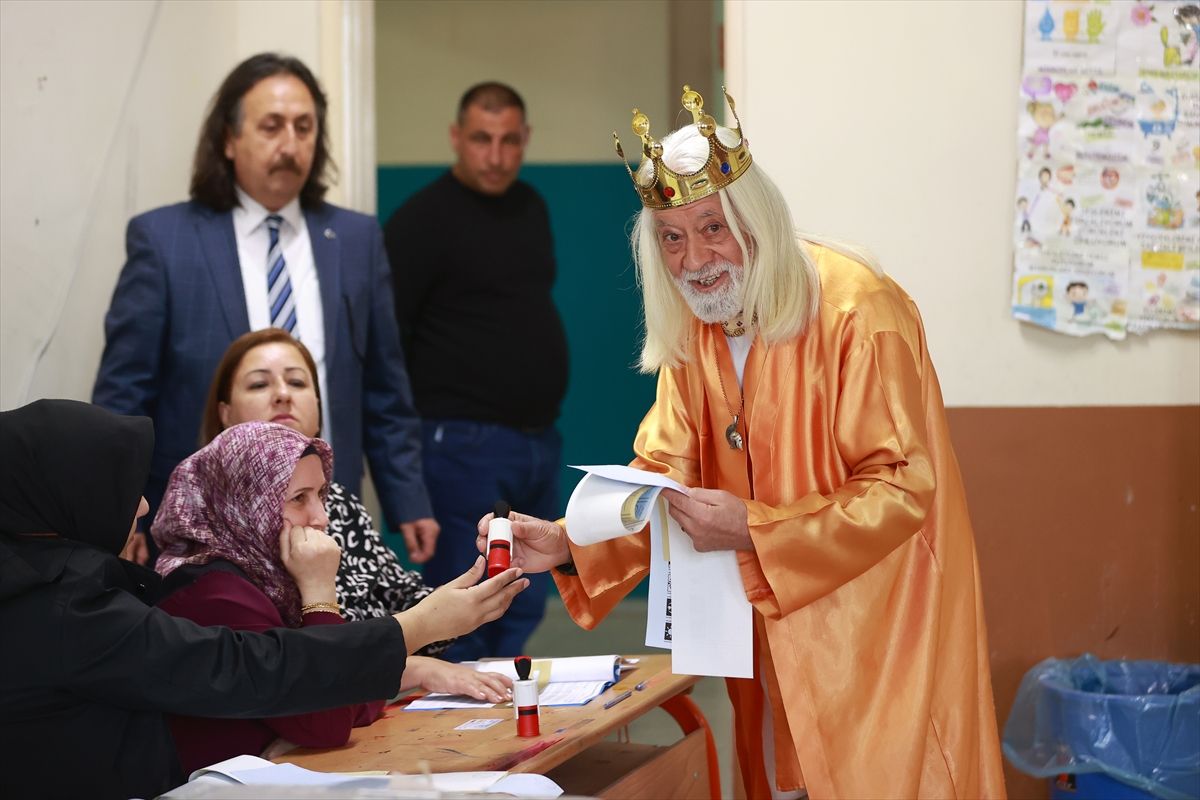 Sandık başından ilginç görüntüler! 5